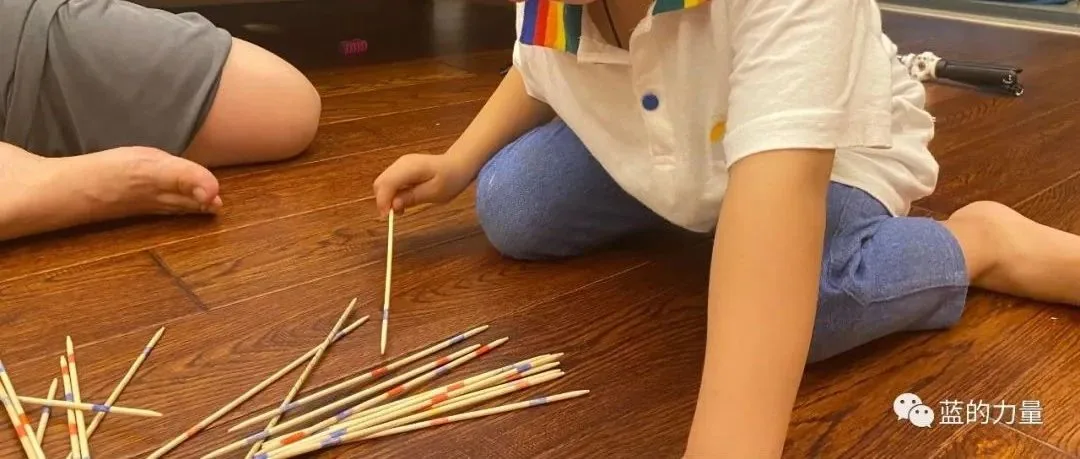 #135 今天女儿人生中第一次落枕，第一次上足球课